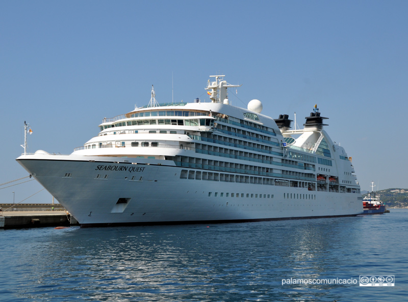 El Seabourn Quest, en una anterior escala al port de Palamós.