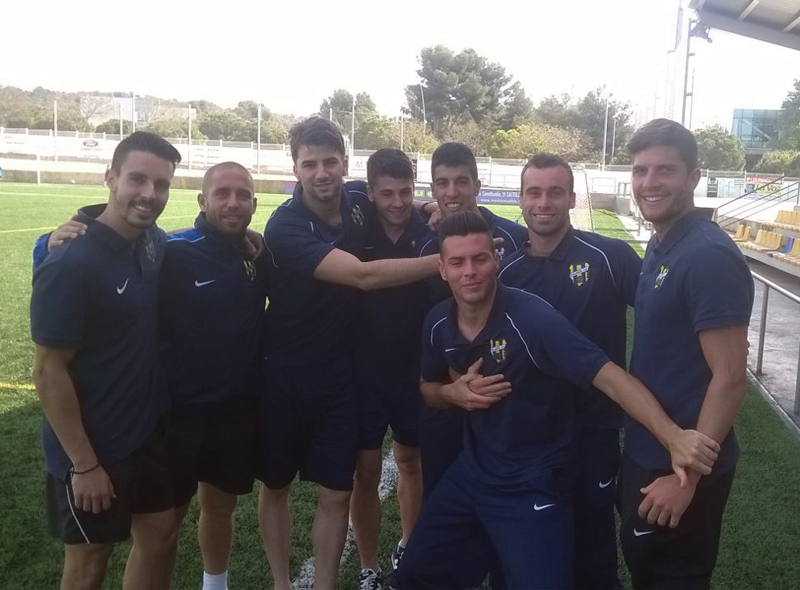 Jugadors del Palamós a Castelldefels abans del partit d'ahir. (Foto: Ramon Ribas.)