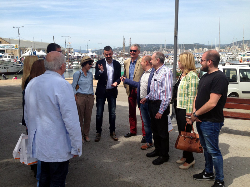 El conseller Vila amb l'equip que forma la candidatura de CiU a Palamós.
