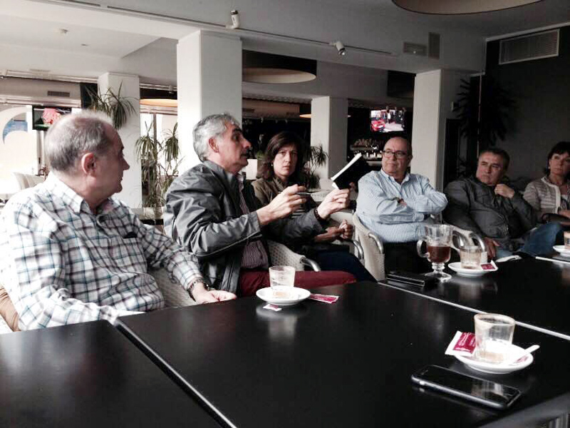 El candidat de CiU, Jordi Pallí, conversant amb comerciants de Palamós. (Foto: CiU Palamós.)