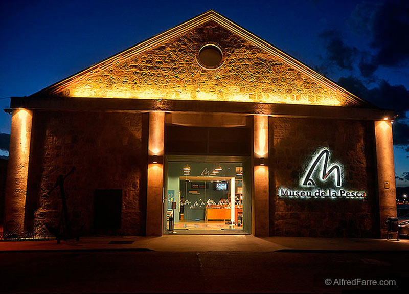 Imatge nocturna de l'entrada principal al Museu de la Pesca de Palamós. (Foto: Alfred Farré).