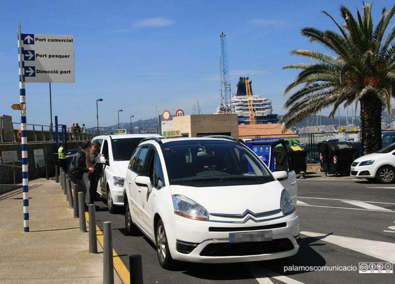 Servei de taxis a l'entrada del recinte del moll comercial, en una imatge recent.