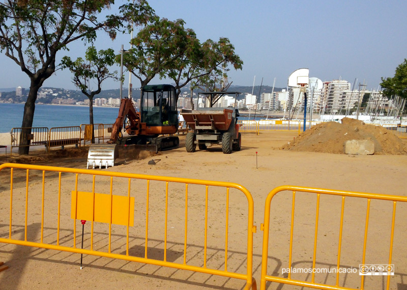 Obres al passeig del Mar de Palamós, aquest matí.