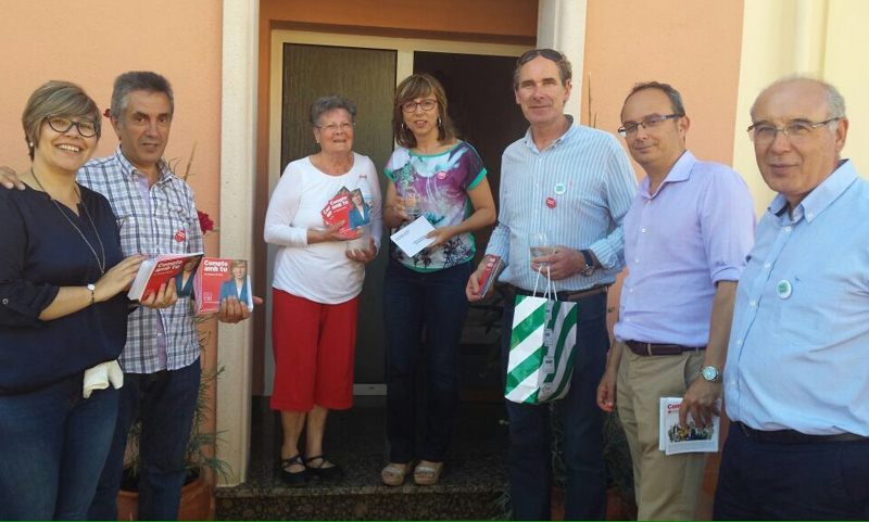 L'equip del PSC fent porta a porta.