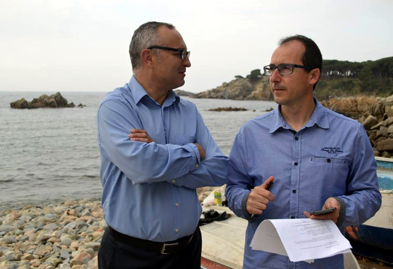 Miliu Colls i Lluís Puig, 2 i 1 de la llista d'ERC, a la platja de S'Alguer.
