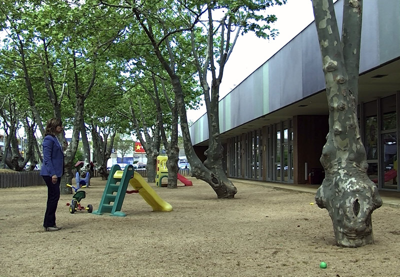 Teresa Ferrés, candidata del PSC, en una visita a la llar d'infants municipal.