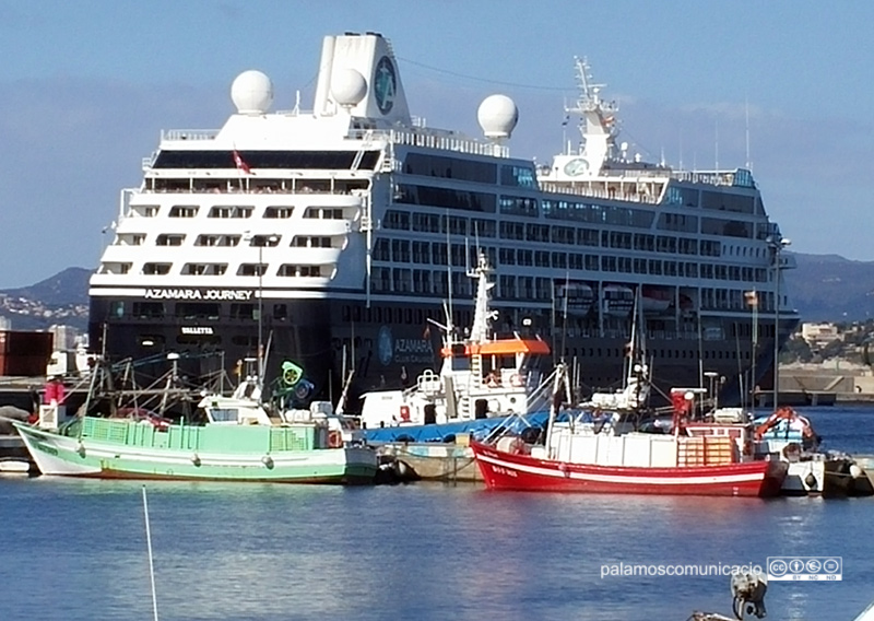 L'Azamara Journey, aquest matí al port de Palamós.