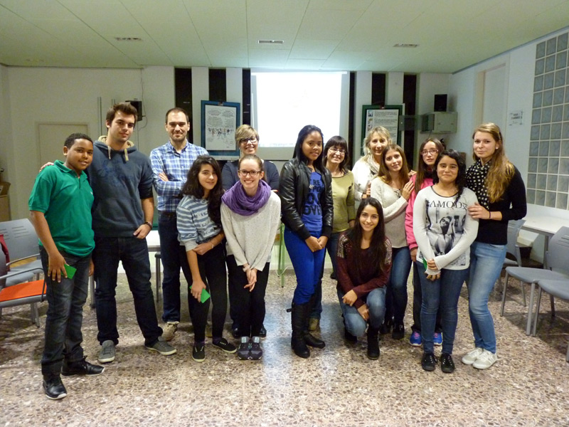 El grup d'alumnes i de mentors que han participat en aquesta edició del projecte Rossinyol. (Foto: Servei de Ciutadania i Immigració).