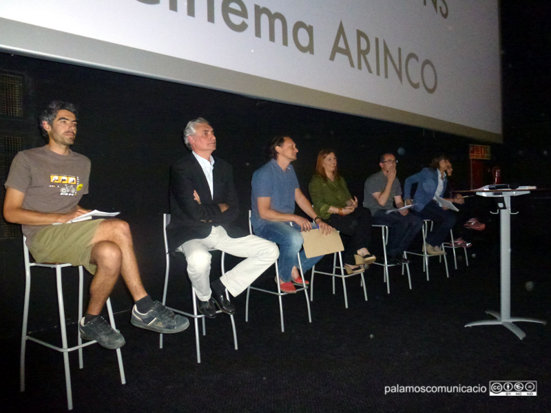 Els participants del debat que es va celebrar ahir al cinema Arinco.
