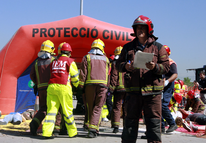 Bombers i voluntaris de protecció civil fent uns exercicis. (Foto: xarxanet.org).