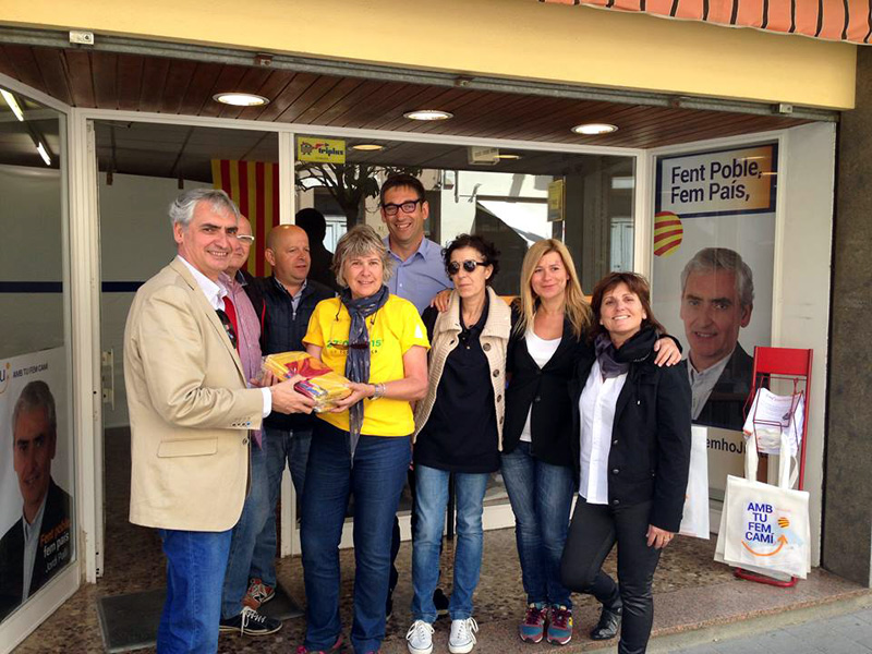 L'ANC ha fet entrega d'estelades al local de CiU a Palamós.