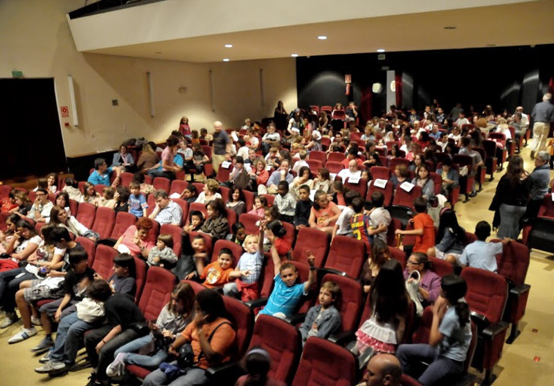 Mainada a La Gorga en una funció de la Mostra de Teatre Infantil. (Foto: J. Massoni.)