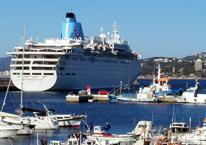 El Thomson Dream, aquest matí al port de Palamós.