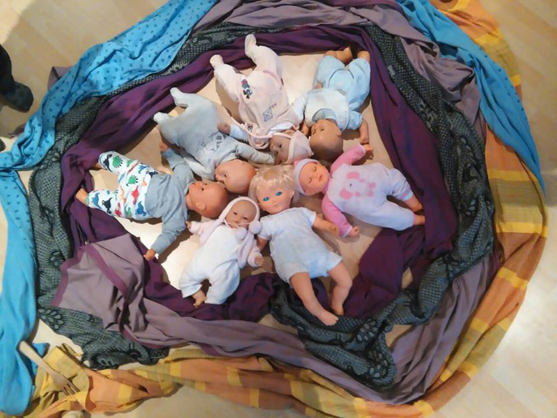 El taller ensenya tècniques per a carregar un nen petit. (Foto: Eco-mama.)