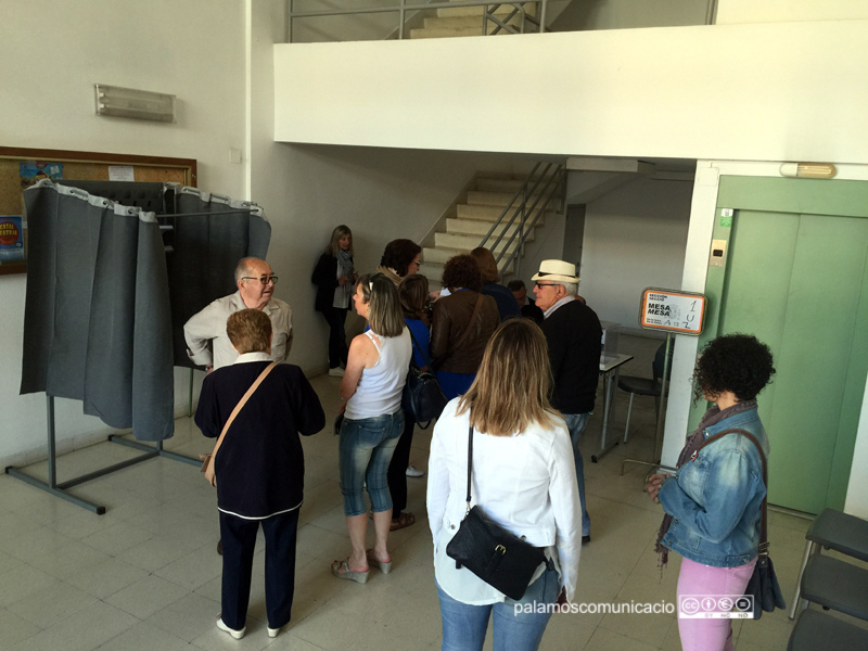 Primers votants al col·legi electoral del Centre Cultural del carrer d'Orient, aquest matí.