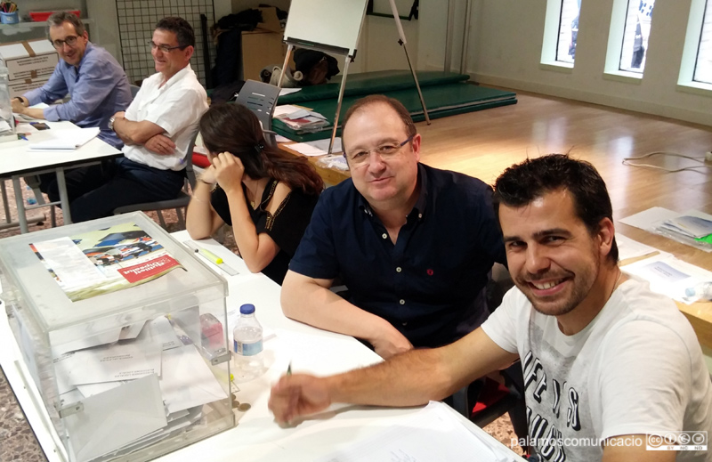 Membres d'una mesa electoral de Palamós, aquesta tarda.