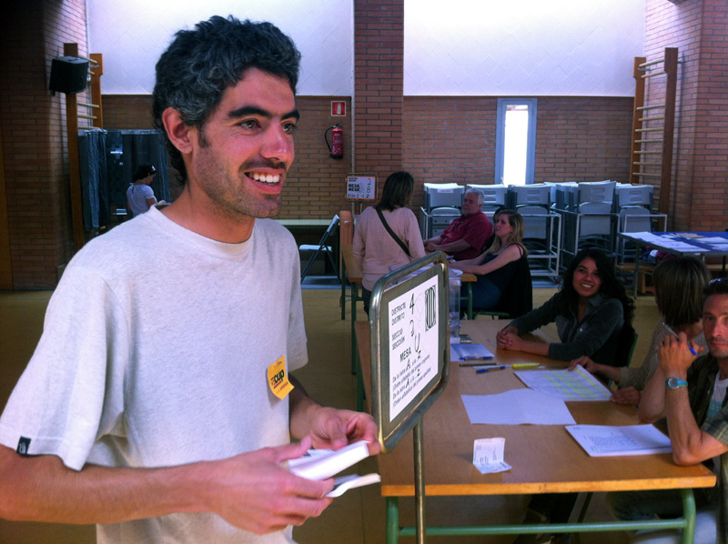 Joan Bohigas (CUP) en el moment d'exercir el dret a votar.