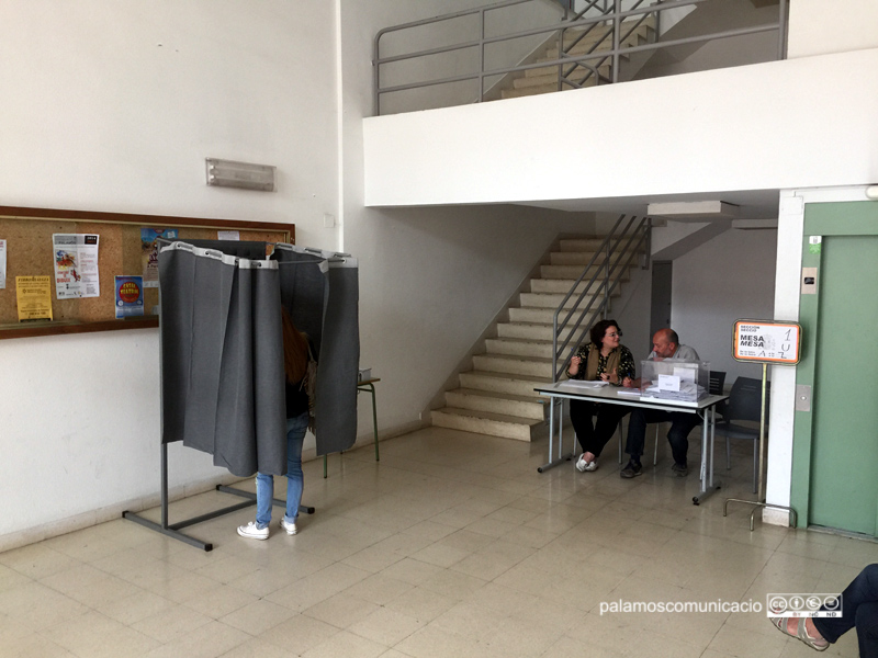 Tranquil·litat als col·legis electorals, a primera hora de la tarda.