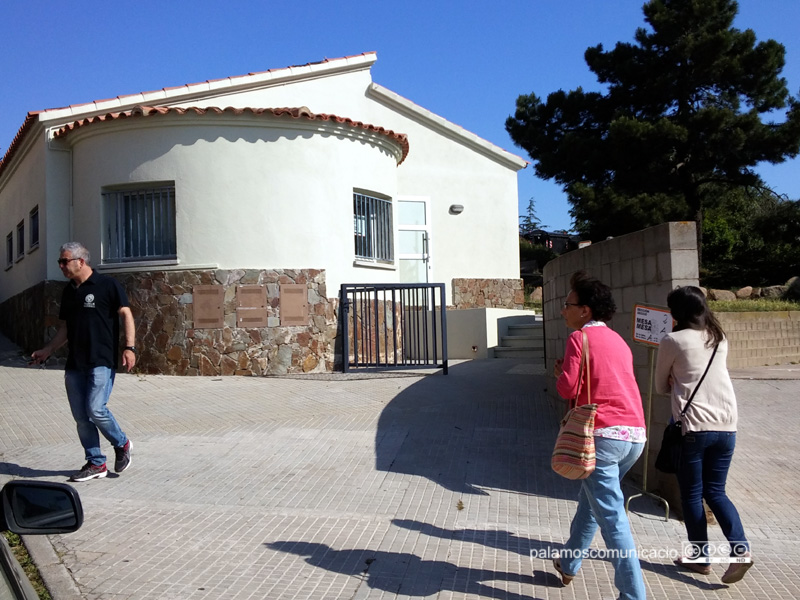 Votants adreçant-se, aquest matí, al col·legi electoral de la Sala Polivalent de Pla d'es Pla.