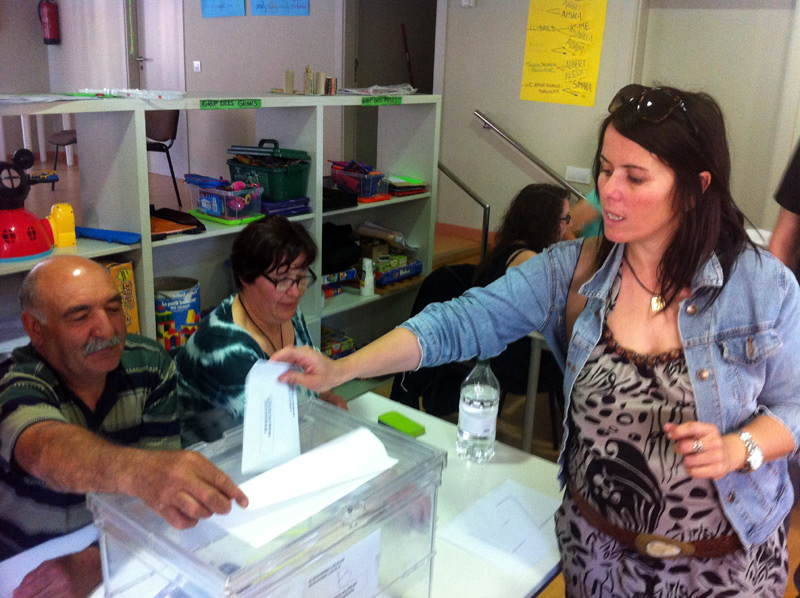 Laia Súñer (Entesa) dipositant el seu vot,aquest matí.