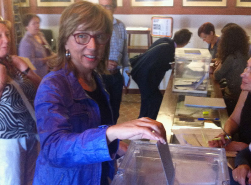 Teresa Ferrés (PSC) votant aquest matí.