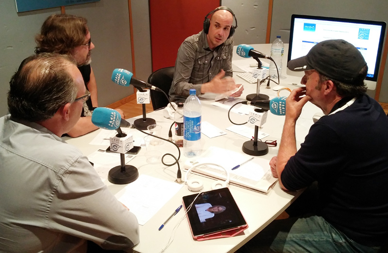Jordi Rodríguez conversa amb els tertulians Jordi Iglesias, Alfons Bartolomé i Martí Sansabrià durant el programa especial d'ahir.