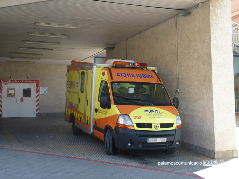 Van portar el jove en ambulància a l'hospital de Palamós.