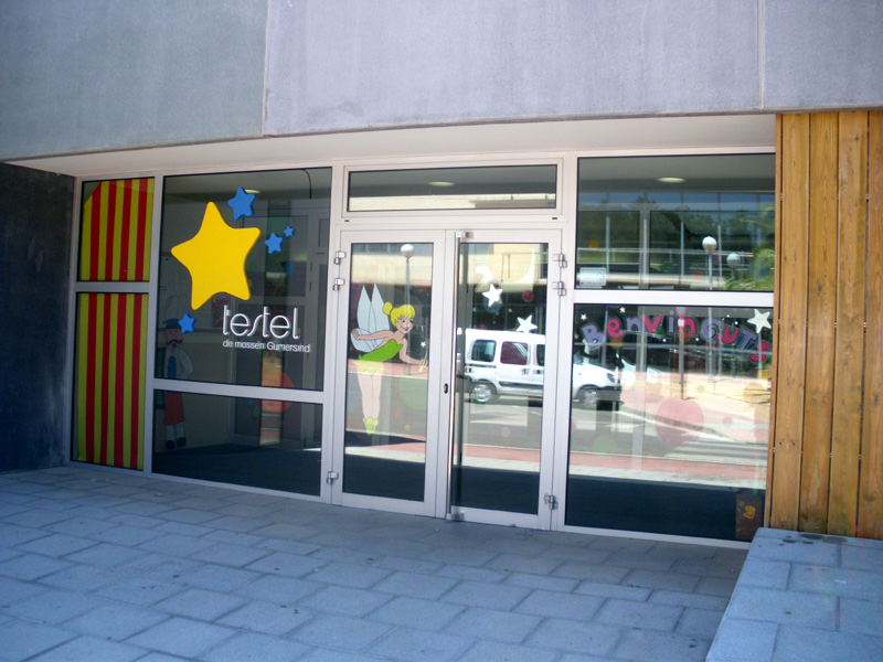 Porta d'entrada a la llar d'infants municipal de Palamós.