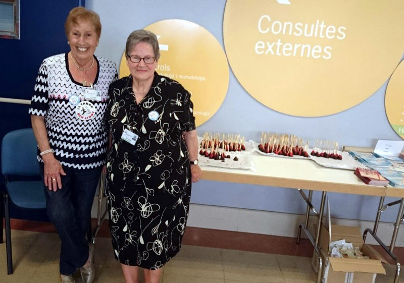 La Roser i la Mª Roser, voluntàries a l'Hospital de Palamós amb motiu del Dia Mundial sense Tabac.