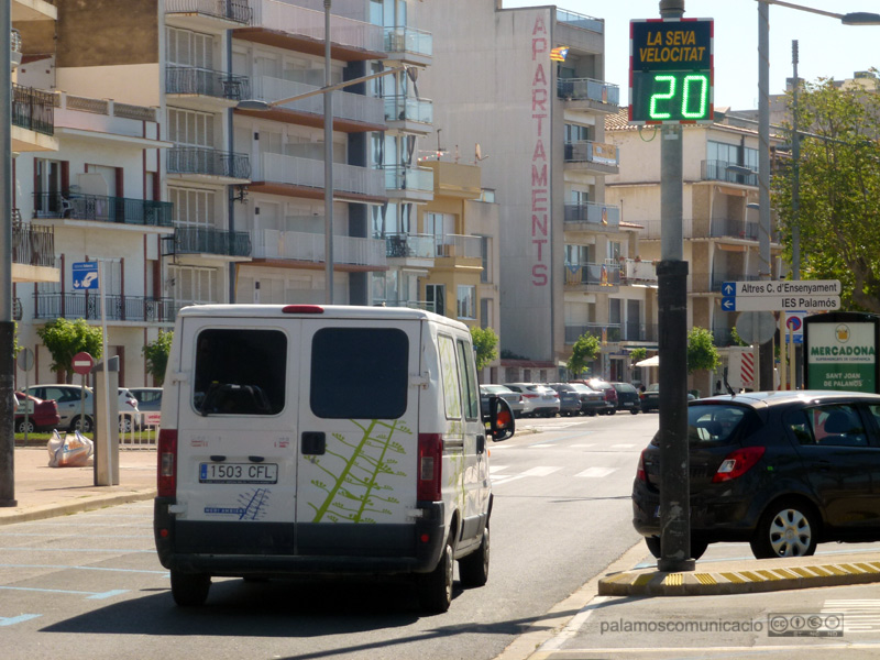 Un dels panells instal·lat al passeig del Mar