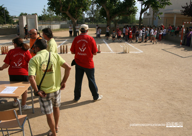 A punt per començar el torneig, aquesta tarda al pati de l'escola Vila-romà