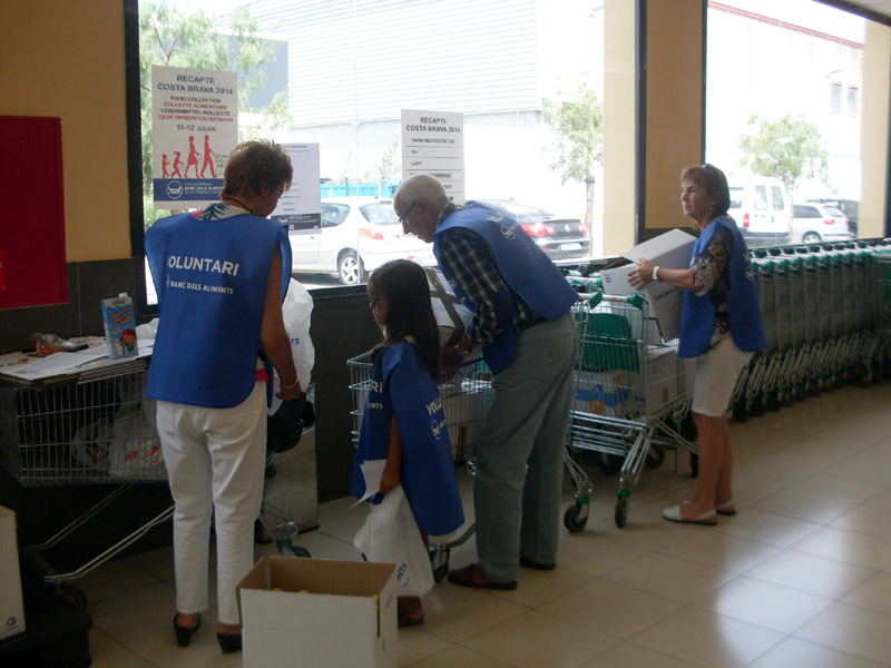 Voluntaris treballant en el Recapte d'aliments de l'any passat. (Foto: Àrea de Joventut).