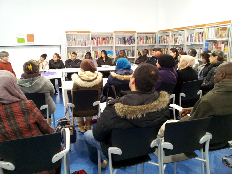 Una de les sessions de coneixement de la societat catalana, corresponent al passat mes de febrer. (Foto: Servei de Ciutadania i Immigració).