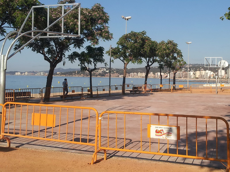 La nova pista de bàsquet del passeig del Mar. (Foto: Ajuntament de Palamós).