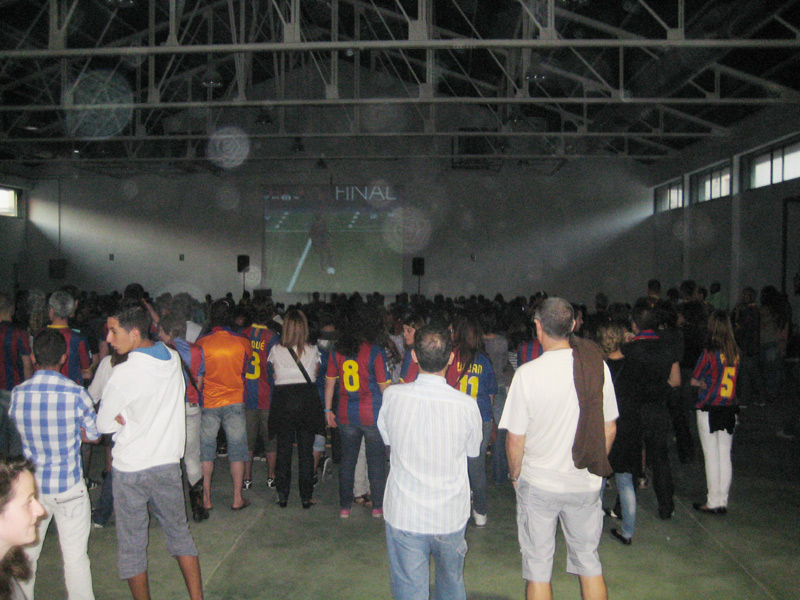 Pantalla gegant amb motiu de la final de Champions de 2011, en una imatge d'arxiu. (Foto: Àrea de Joventut).
