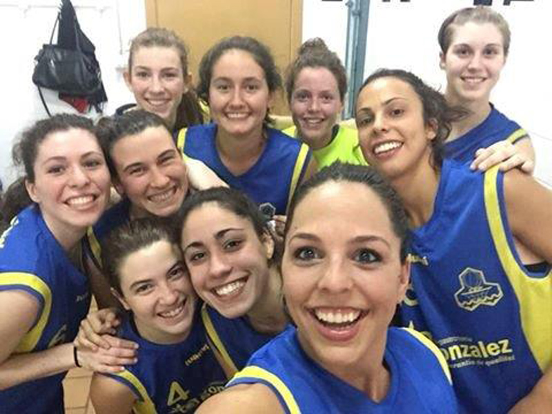 Les jugadores del CE Palamós es fotografien després d'aconseguir l'ascens.