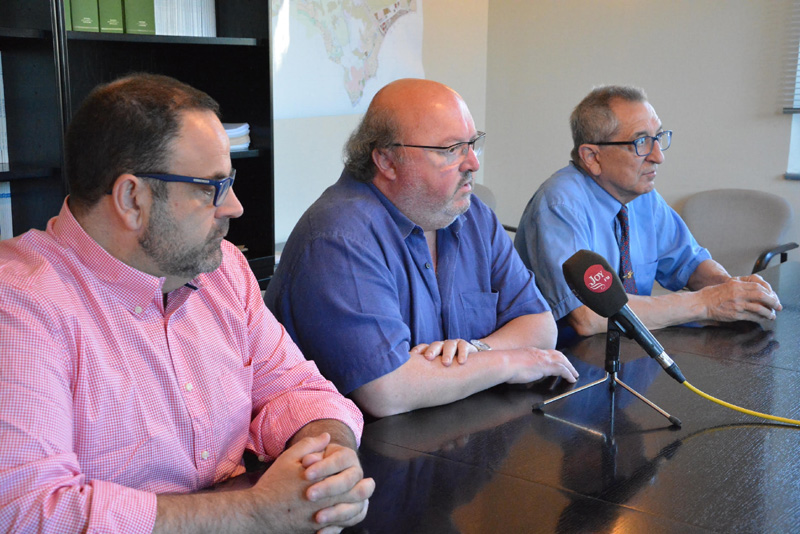 Jordi Soler, al mig, acompanyat dels regidors del PSC, Arturo Prades, i del PP, Joan Pons. (Foto: Ajuntament de Calonge).