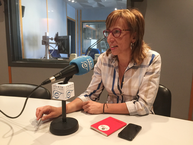 Teresa Ferrés, cap de llista del PSC, als estudis de Ràdio Palamós.