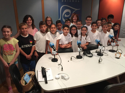 Els alumnes de Quart de Primària de l'escola Vila-romà que havien de cantar a l'Auditori van venir a gravar a Ràdio Palamós.
