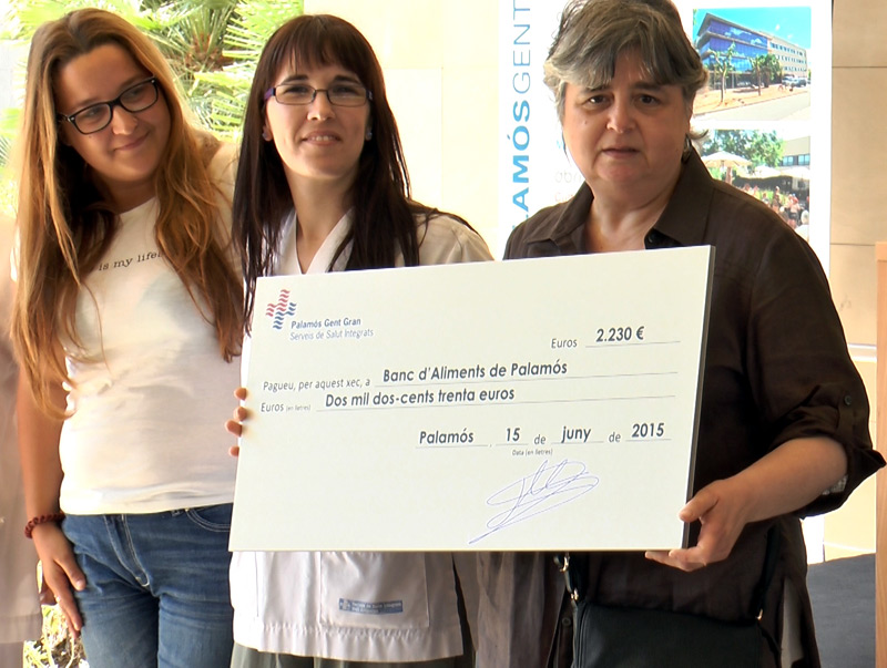 Lliurament a l'Espai de Distribució d'Aliments dels diners recaptats amb els calendaris solidaris de Palamós Gent Gran.