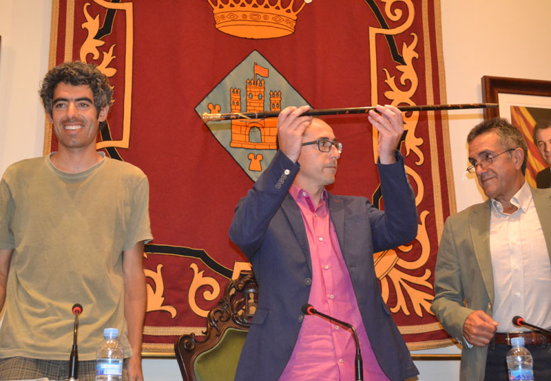 Lluís Puig amb la vara d'alcalde, dissabte passat dia de la seva proclamació. (Foto: Josep Cama.)