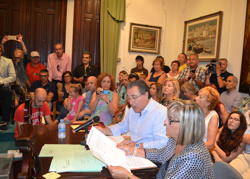 La sala noble de l'Ajuntament de Palamós es va omplir de gom a gom, dissabte.