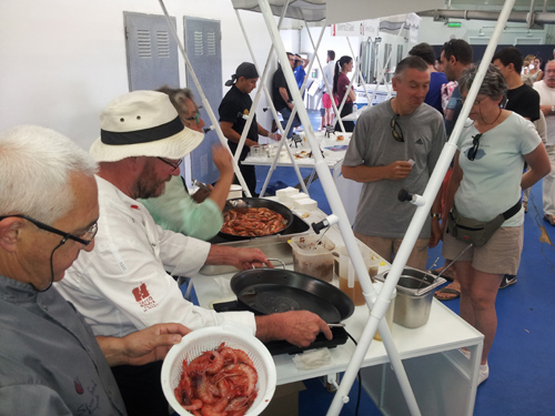 Alguns dels restauradors participants servint els tastets de gamba, dissabte passat a la llotja.