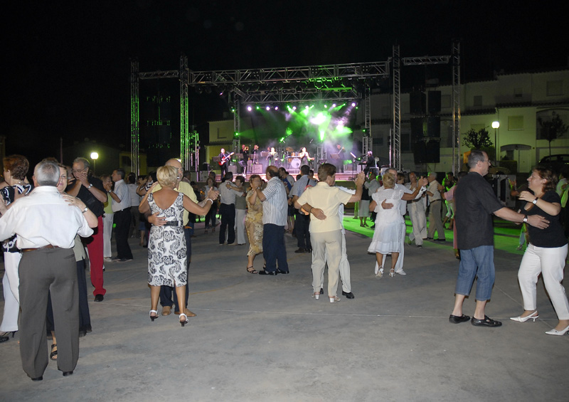 Aquesta nit, sopar i ball de revetlla a la plaça de Mossèn Gumersind.