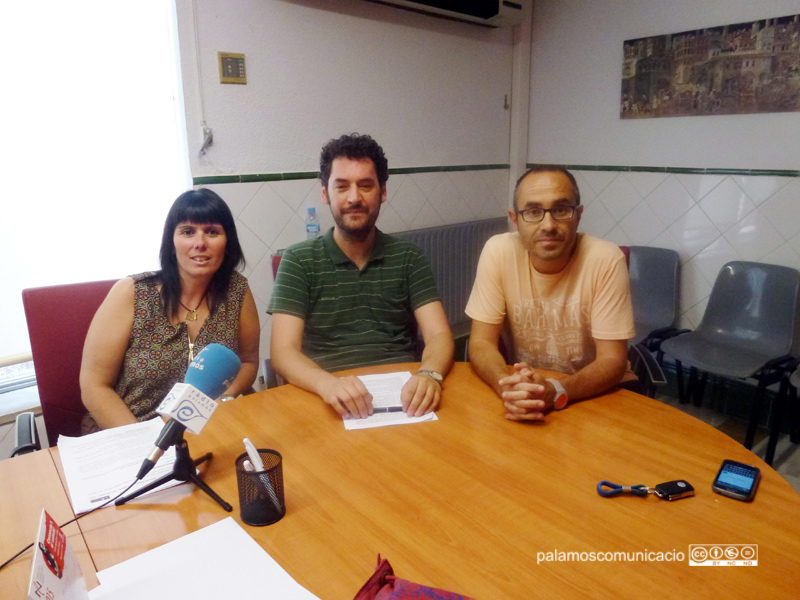 Èrik Solés, a la dreta, amb Laia Súñer i el número 2 de la candidatura, Miquel Àngel Lozano.