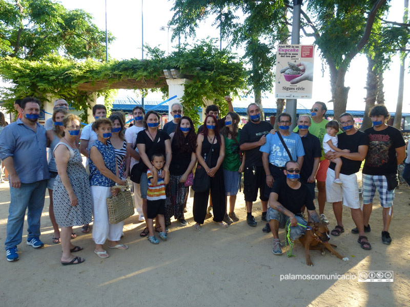 Els concentrats contra la 'Llei mordassa', ahir al passeig del Mar de Palamós.