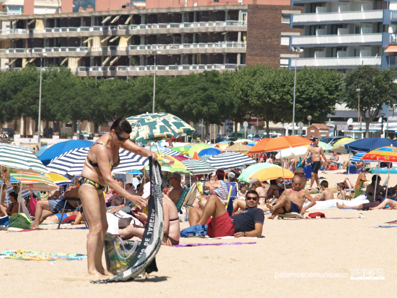 Cal hidratar-se durant les exposicions al sol a la platja.
