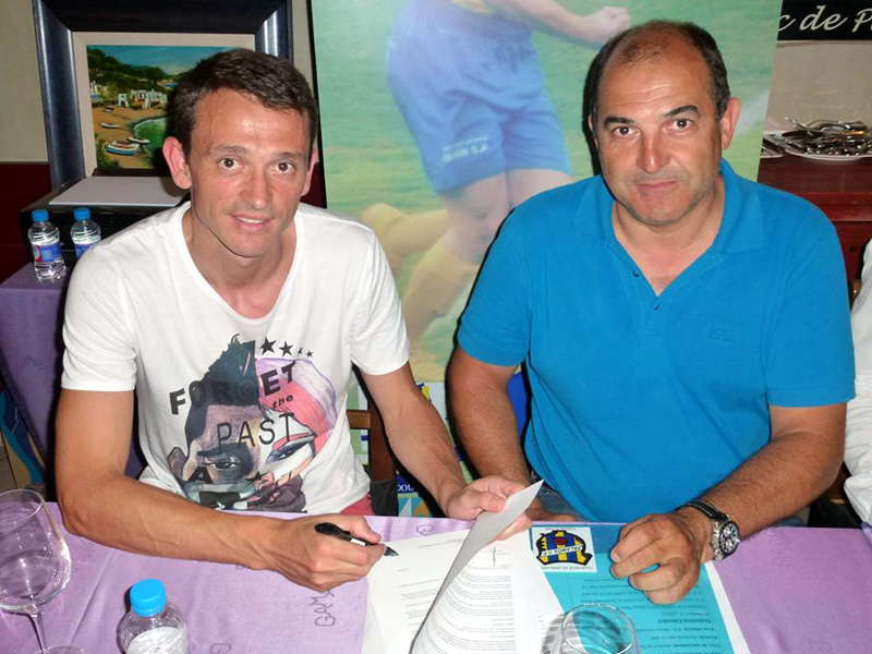 Jordi Matamala amb el president Joan Pau Pérez, firmant la renovació. (Foto: Palamós CF).