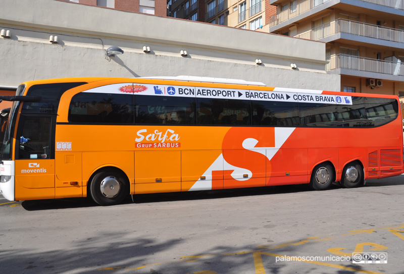 Un autobús de l'empresa Sarfa a la parada de Palamós.
