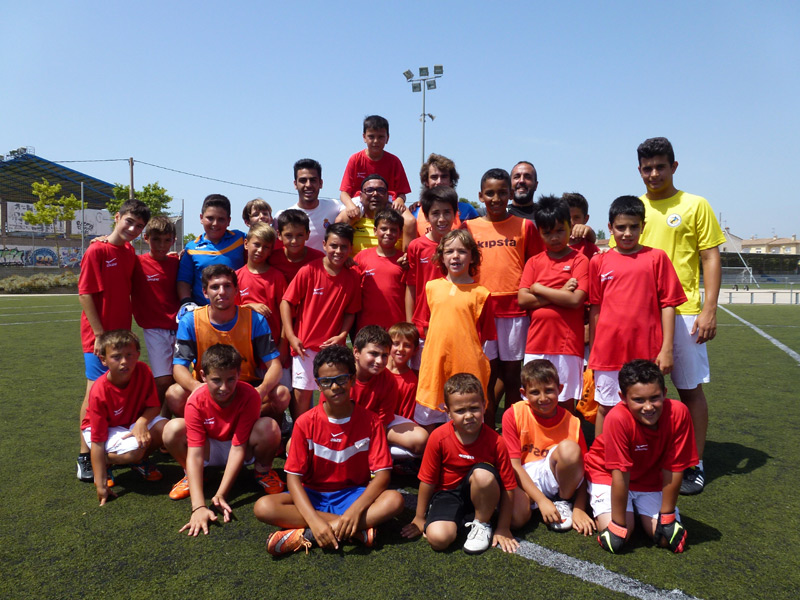 Entrenadors i participants del Campus d'Estiu 2015 del CF Global Palamós.Foto P.Subirana